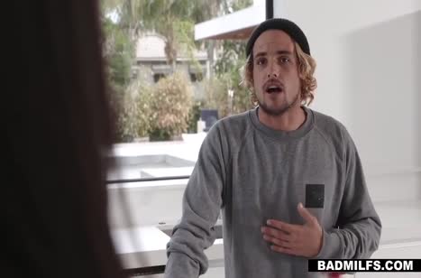 Две симпотные телочки умеют подбирать себе трахарей