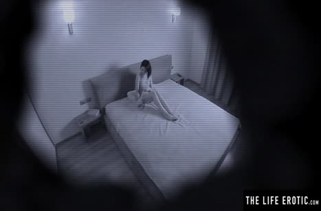 Молодая студентка устроилась в кроватки и занялась рукоблудством