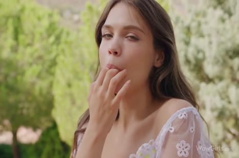 Девушка без комплексов устроила мастурбацию на улице