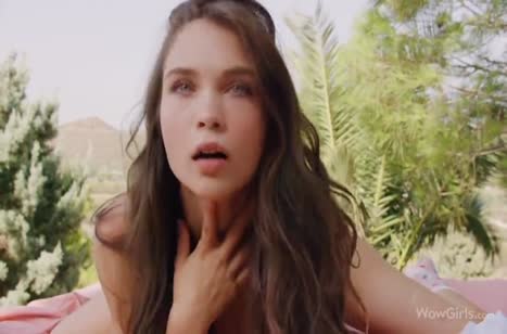 Девушка без комплексов устроила мастурбацию на улице