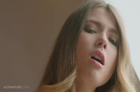 Сиськастая красотка страстно теребит вагинку и кончает