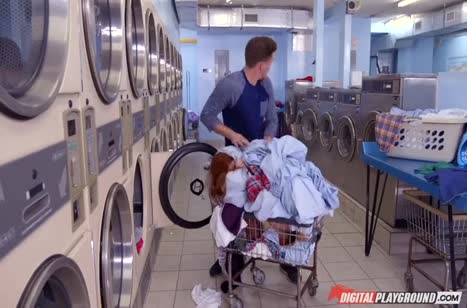 Парень спрятал девушку и она его хорошо отблагодарила