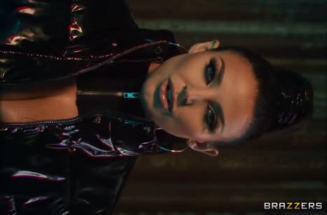 Angela White в секс наряде отсосала целой толпе мужиков