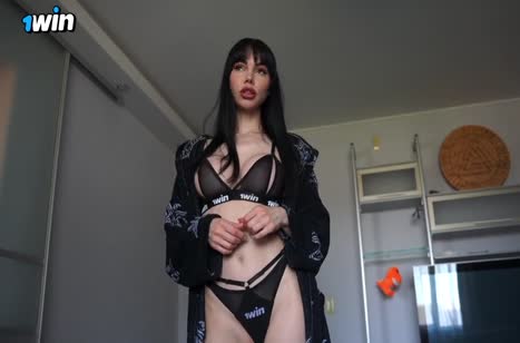 Брюнетка в эротичном белье согласилась отсосать