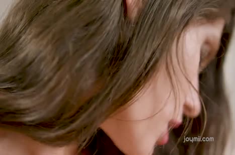 Телочка романтично раздвинула ноги и получила большой пенис в мокрую киску