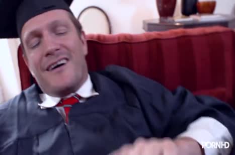 Студентка Lola Taylor во всю распустилась после выпускного