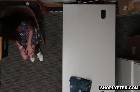 Lily Adams попалась на краже в офисе и расплатилась натурой