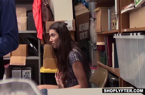 Lily Adams попалась на краже в офисе и расплатилась натурой