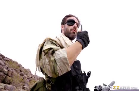 Секси наемница Casey Calvert убивает член солдата жестким трахом