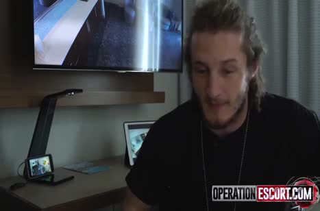 Полицейский повязал Liza Rowe и наказал ее трахом в постели