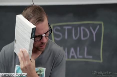 Пошлая студентка разводит на секс робкого препода