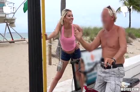 Шлюшковатая бабенка подцепила себе трахаря прямо на улице