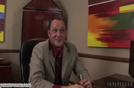 Молодая секретарша помогла боссу расслабиться