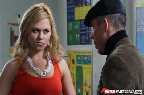 Миленькая Angelina Armani устроила порно в кабинете химии