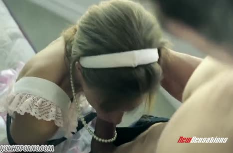 Сучка круто отсасывает и стонет от жесткого секса