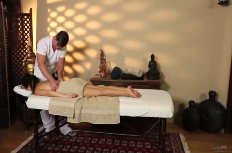 Молодую азиаточку массажист соблазнил перепихнуться