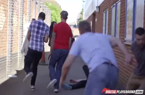 Распутная Eva Lovia не против потрахаться в туалете