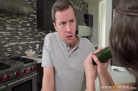 Соседка Riley Reid принесла пирожки и напросилась на трах