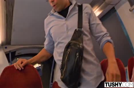 Красивая деваха познакомилась с пареньком в автобусе