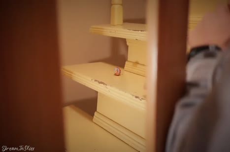 Девочка застряла в лестнице и доблестный бойфренд отодрал ее раком