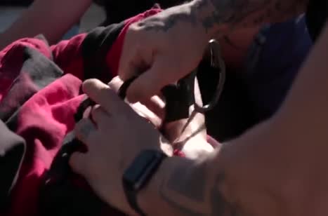 Полицейский задержал двух проституток и заставил их отрабатывать