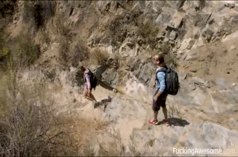 Парочка выбралась на пикник и прямо там устроила соитие