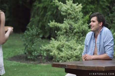 Девушка нагуляла себе на природе член в попку