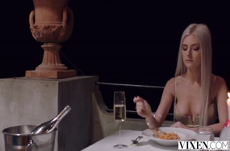 Молодая блондинка отрабатывает дорогой отдых своей киской