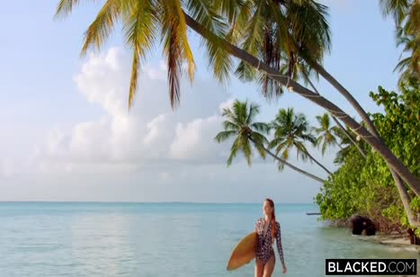 Миленькая Little Dragon красиво шпилится с негром на пляже