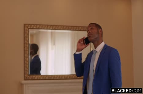 Milena Ray красиво позирует на пляже и получает черный пенис