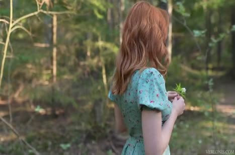 Молодая парочка снимает свою красивую оргию в лесу