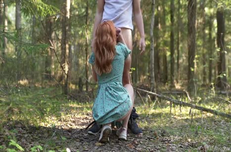 Молодая парочка снимает свою красивую оргию в лесу