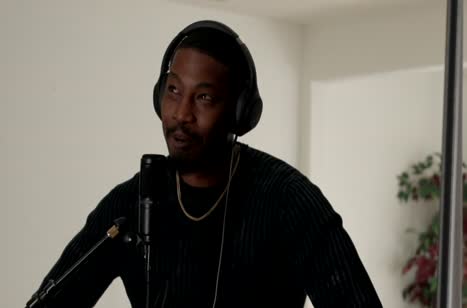 Темнокожий крепыш ловко охмурил неформалочку