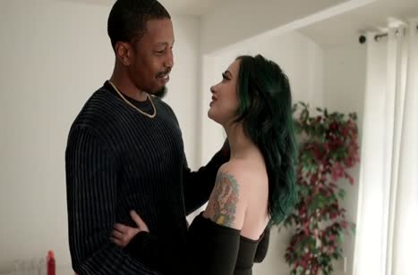 Темнокожий крепыш ловко охмурил неформалочку