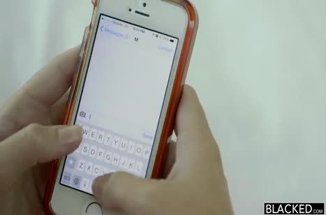 Красивая спортивная блондинка устроила групповуху с черными