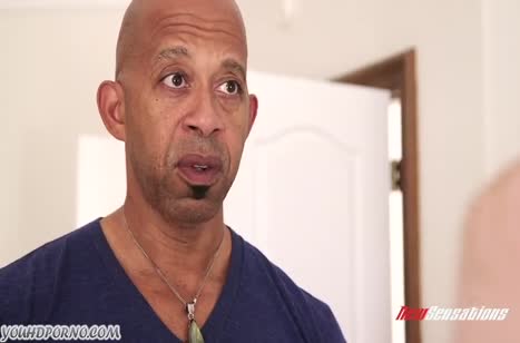 Чика попробовала трах с негром и не ожидала такого размера