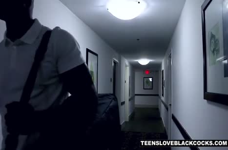 Массажист по вызову оказался мощным негром