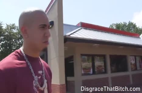 После душа красивую брюнетку примерили к большому члену