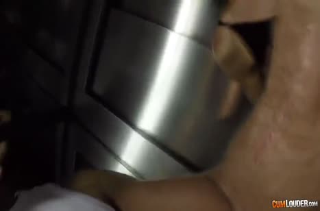 Julia Roca оголила большую жопу и повела паренька трахаться