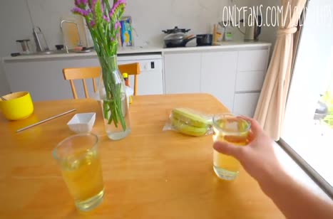 Выпившая девка в секс наряде быстро оказалась на члене