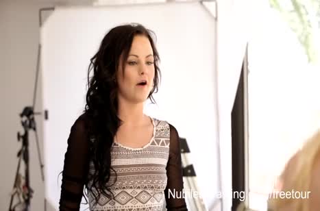 От большого члена две молодые телочки нежно постанывают