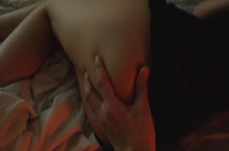 Молодую брюнетку отлично натянули перед камерой