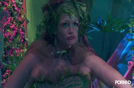 Красивые фигуристые нимфы устроили с мужиками оргию в лесу