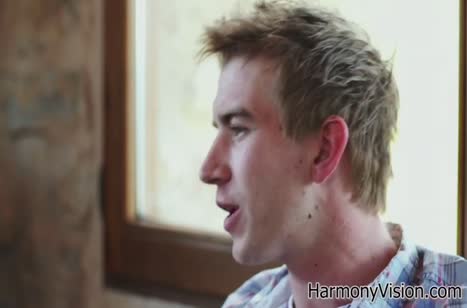 Парни позвали девушку на свою тусовку