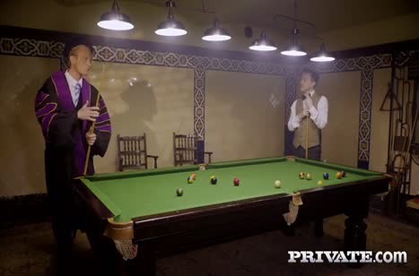 Студентку Scarlett Knight отымели прямо на столе