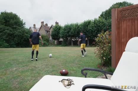 Брюнетка с классной жопой эротично заводит самца