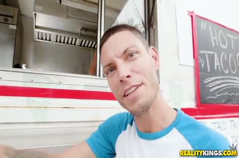 Продавщицу Lilly Hall натягивают на член во время работы