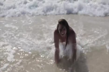 Сочная Brooklyn Lee прямо на пляже кувыркается с ухажером