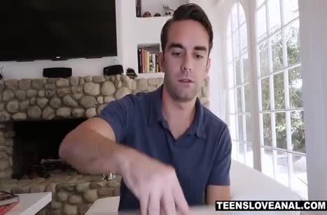 Молодая Ivy Aura хвастает попкой в лосинах и шпилится в анал