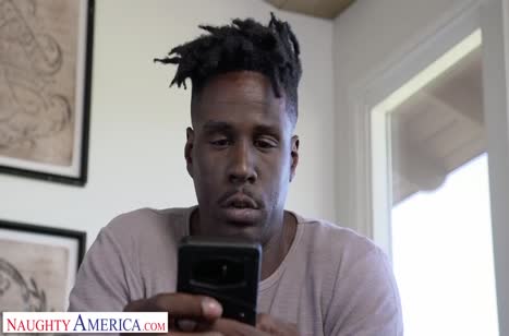 Мамочка Ava Addams с удовольствием трахается с негром